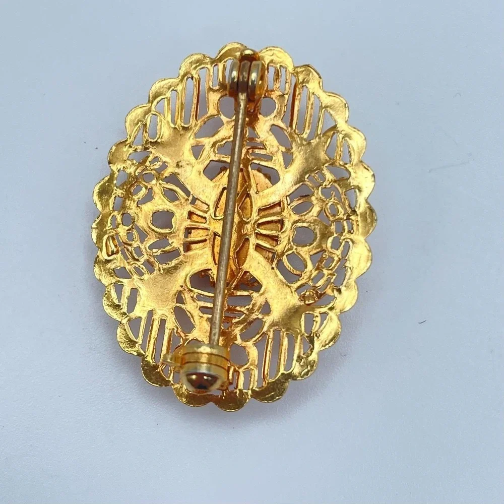 Vintage 90s Cameo Brooch Gold Tone Filigree Oval Victorian Style‎ Pin Jewelry